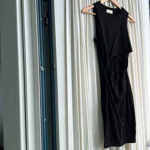 T.LA - XS - Black dress w cutout, super easy to throw on top of any swimsuit - Picture 2 of 6